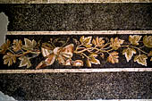 Aquileia (Udine) - Museo Archeologico Nazionale. mosaici provenienti dal complesso delle Grandi Terme (IV secolo dopo Cristo). dettaglio del mosaico con un fiocco che decora il tralcio di vite (seconda metà del I secolo avanti Cristo).